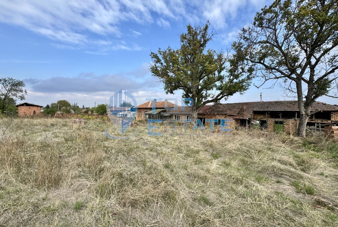 Тухлена къща с голям двор в село Недан, област Велико Търново - 0