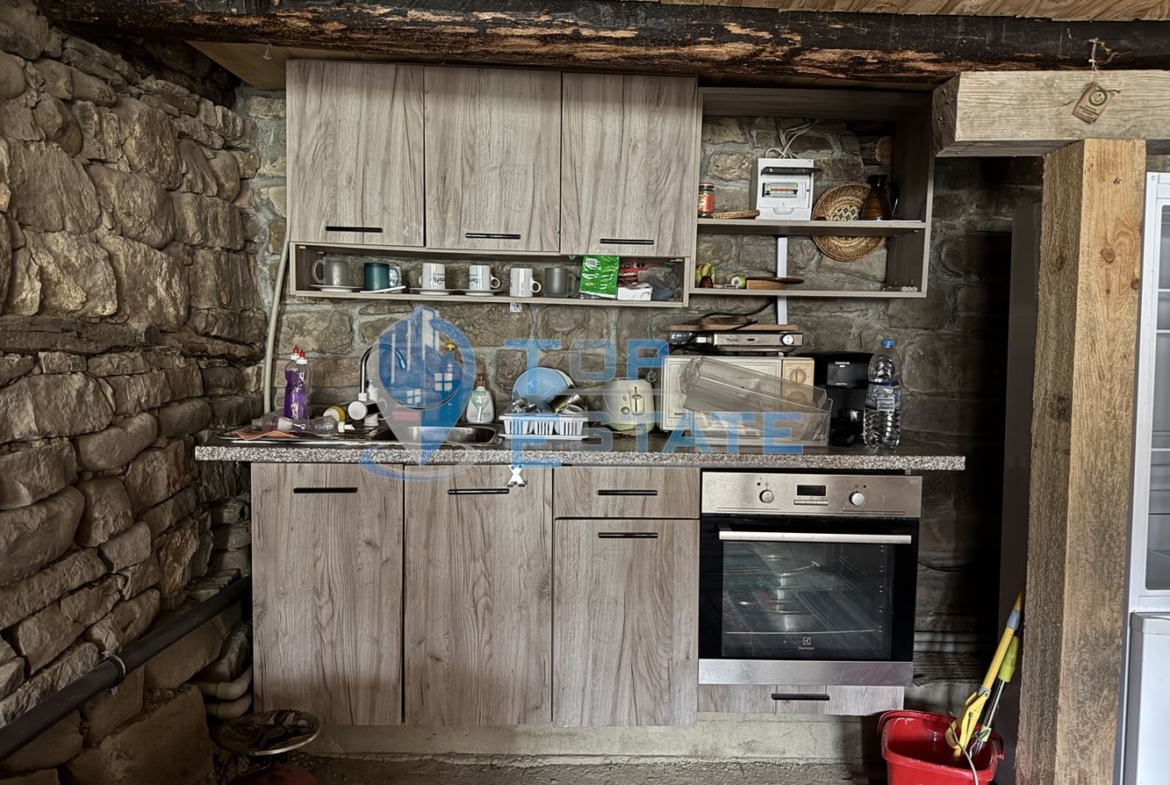 Двуетажна къща с панорамна гледка в гр. Елена, област Велико Търново - 0