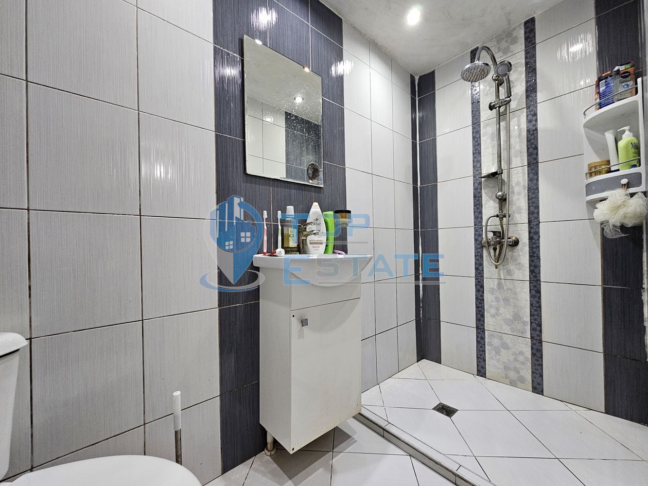 Двуетажна обзаведена и ремонтирана къща с три спални в село Страхилово, област Велико Търново - 0