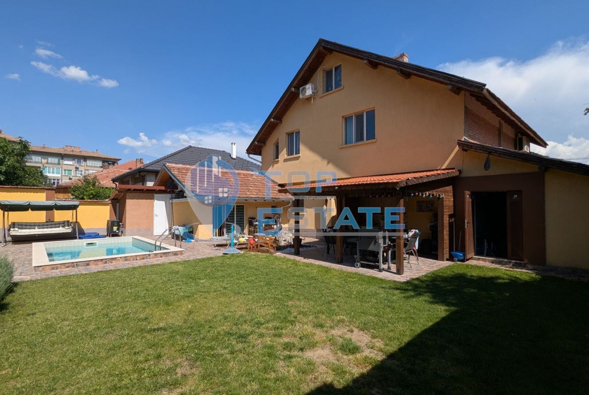 Масивна триетажна къща със сауна и басейн в близост до центъра на град Горна Оряховица, област Велико Търново - 0