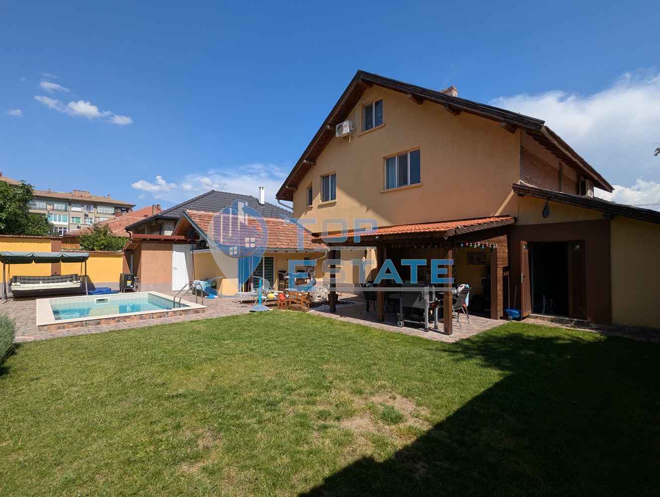 Масивна триетажна къща със сауна и басейн в близост до центъра на град Горна Оряховица, област Велико Търново - 0