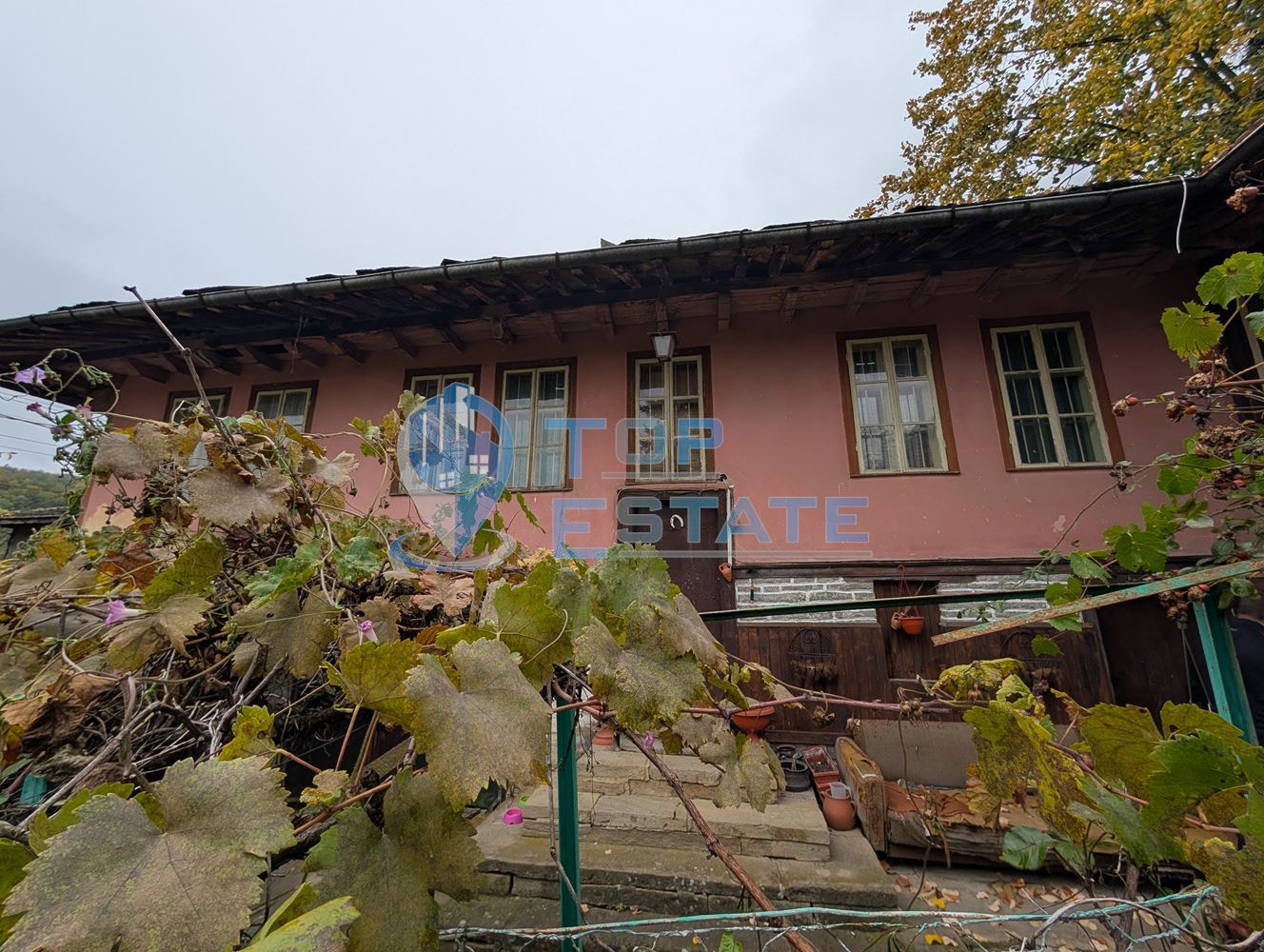 Двуетажна автентична къща с голям двор в село Лесичарка - 0