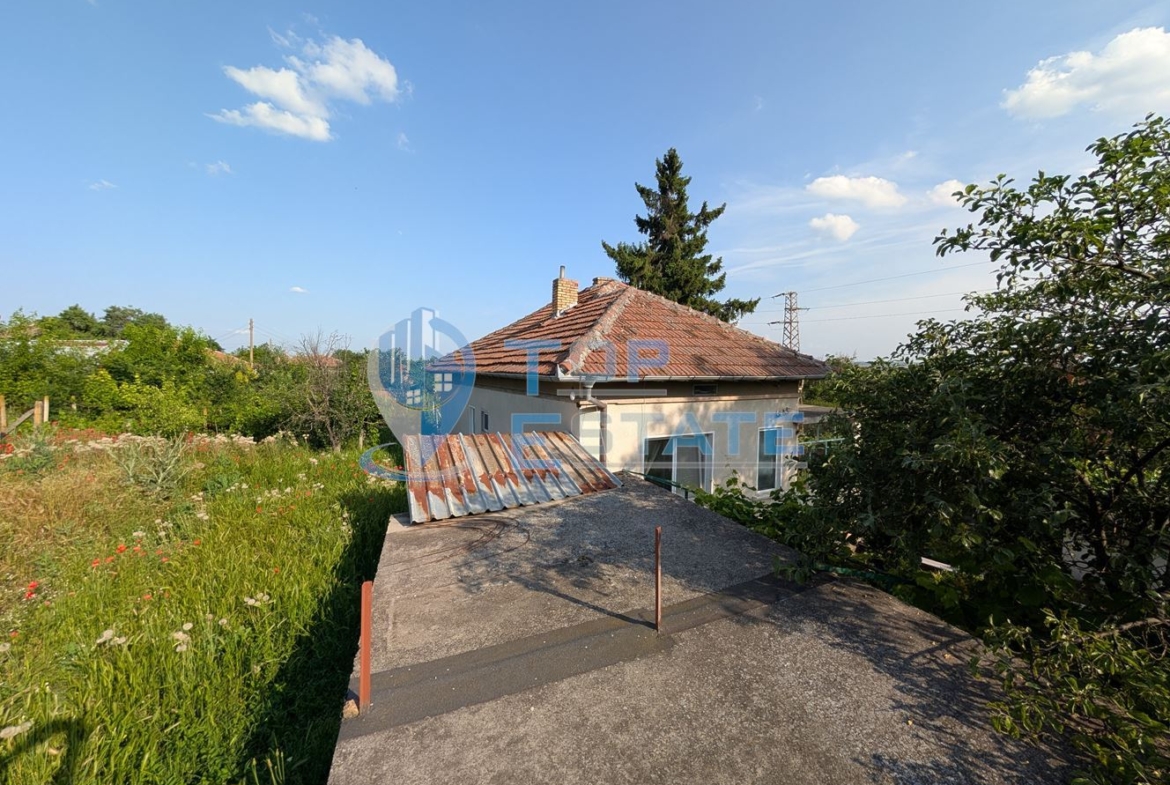 Едноетажна къща с множество стопански постройки и голям двор в село Хаджидимитрово - 0