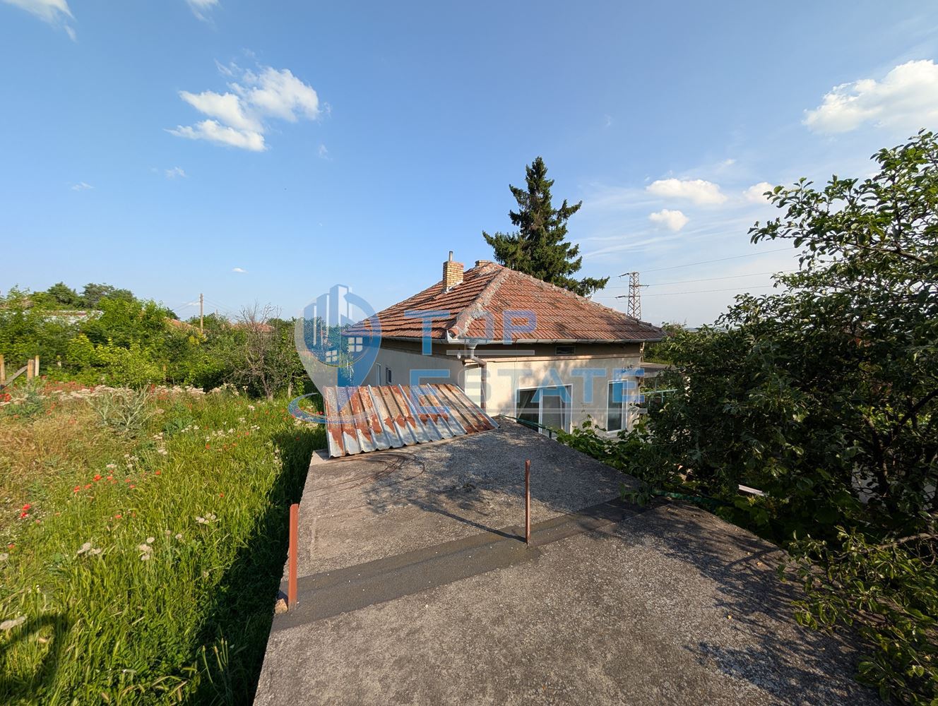 Едноетажна къща с множество стопански постройки и голям двор в село Хаджидимитрово - 0