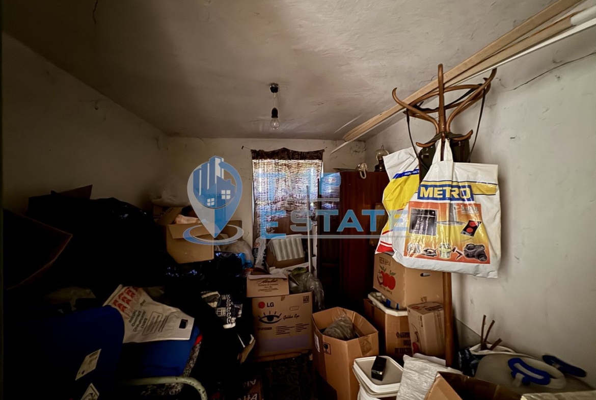 Тухлена къща с кладенец и голям двор в село Александрово, област Велико Търново - 0