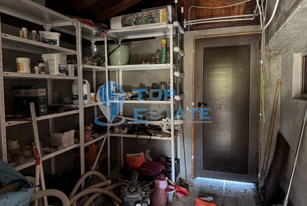 Двуетажна вила с красива гледка във вилна зона на град Дряново - 0