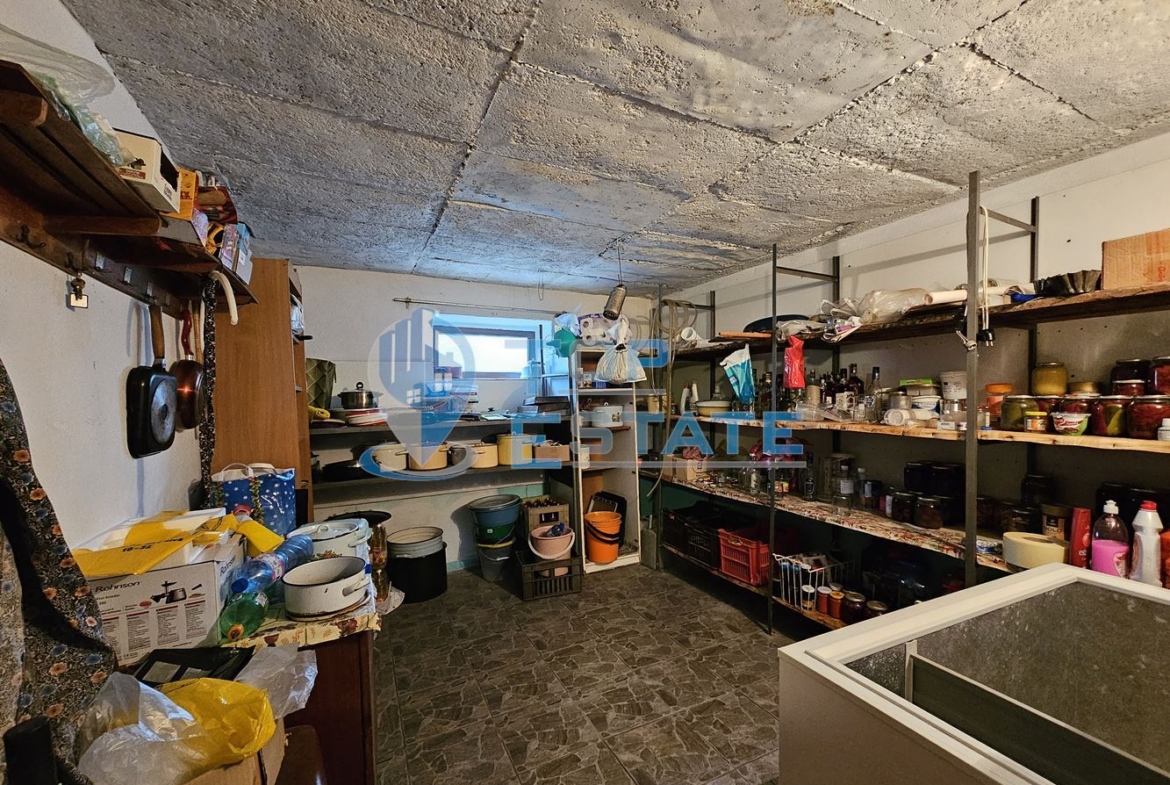 Двуетажна тухлена и обзаведена къща в село Хаджидимитрово - 0