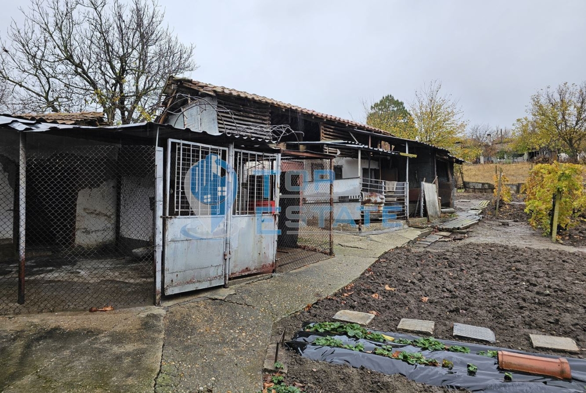 Двуетажна тухлена и обзаведена къща в село Хаджидимитрово - 0