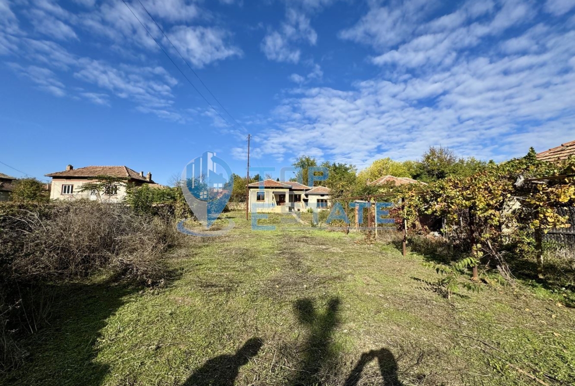 Тухлена къща с кладенец и допълнителна постройка в село Долна Липница, област Велико Търново - 0