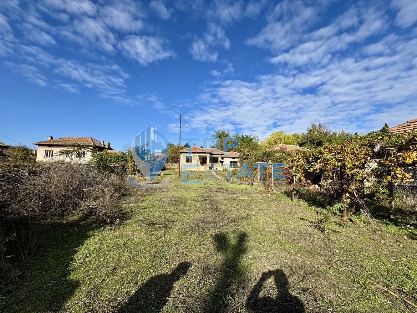 Тухлена къща с кладенец и допълнителна постройка в село Долна Липница, област Велико Търново - 0