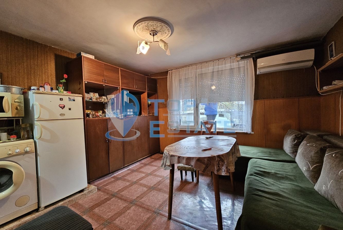 Двуетажна тухлена и обзаведена къща в село Хаджидимитрово - 0