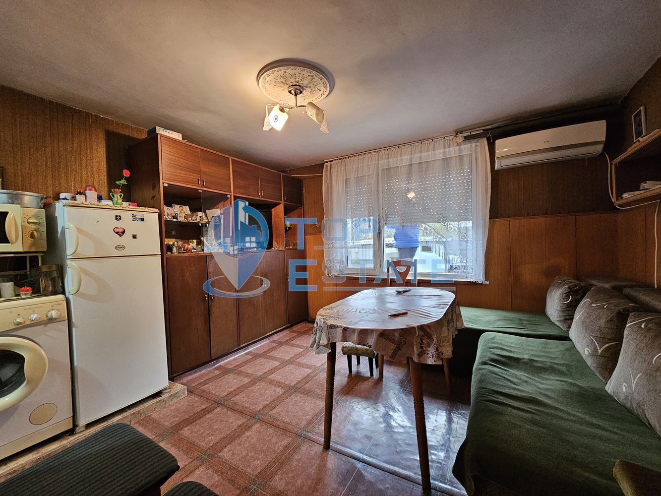 Двуетажна тухлена и обзаведена къща в село Хаджидимитрово-0 Двуетажна тухлена и обзаведена къща в село Хаджидимитрово - 0