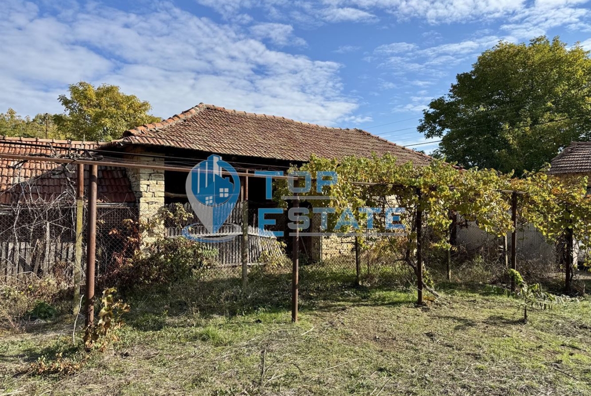 Тухлена къща с кладенец и допълнителна постройка в село Долна Липница, област Велико Търново - 0