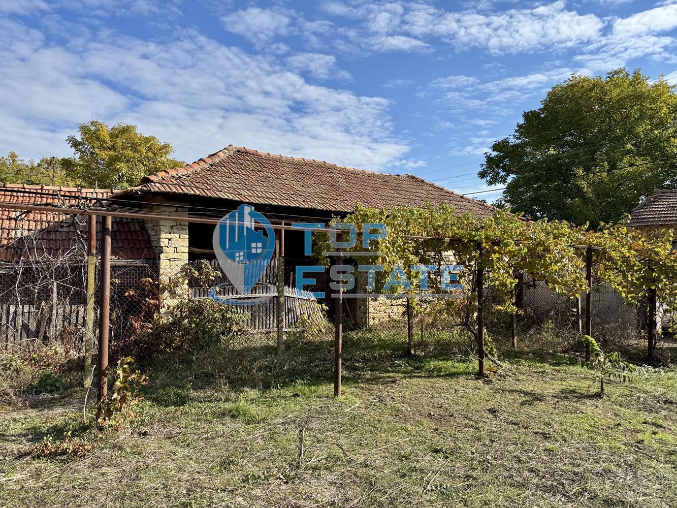 Тухлена къща с кладенец и допълнителна постройка в село Долна Липница, област Велико Търново - 0