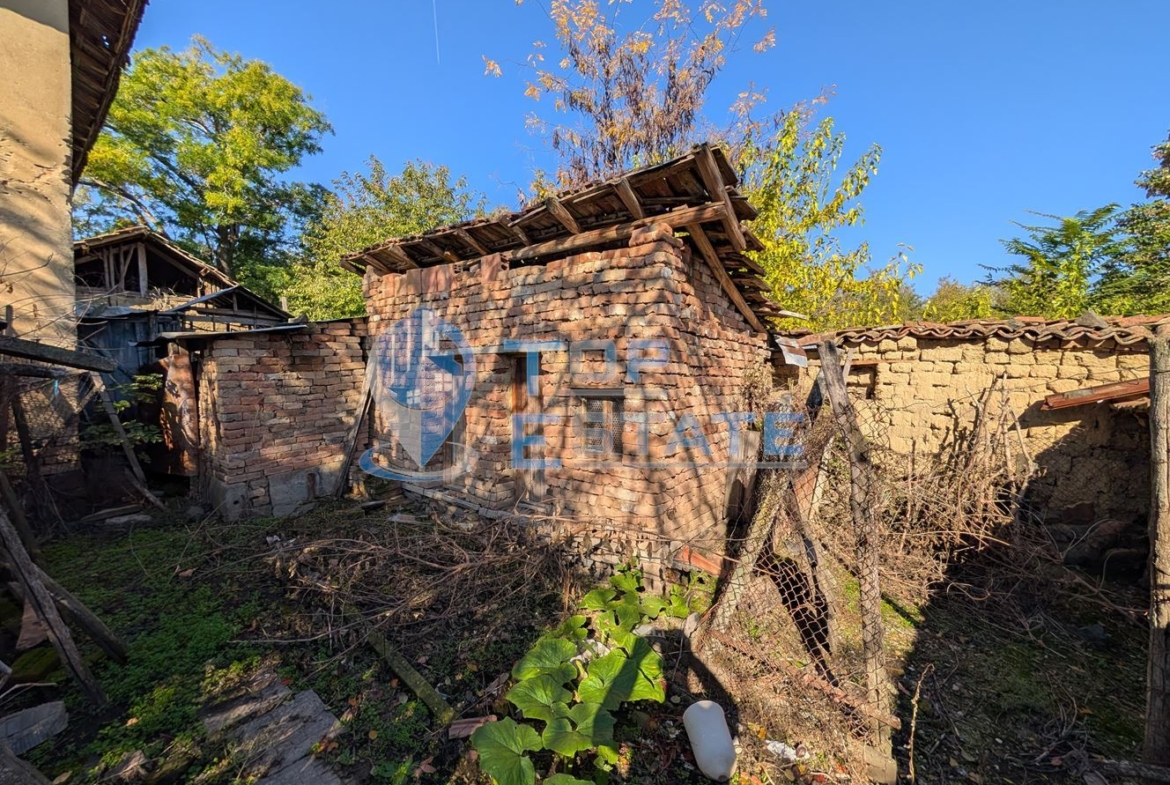 Двуетажна къща с голям двор и кладенец в село Сломер - 0