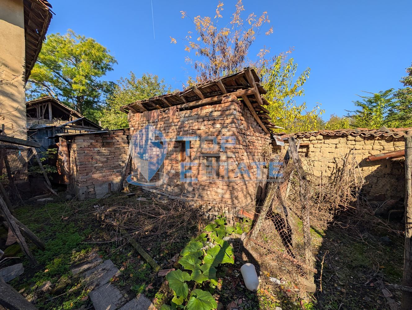 Двуетажна къща с голям двор и кладенец в село Сломер - 0