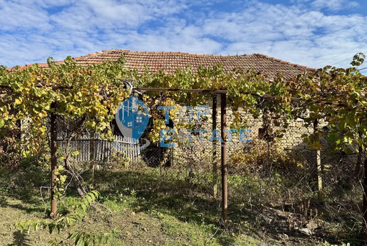 Тухлена къща с кладенец и допълнителна постройка в село Долна Липница, област Велико Търново - 0