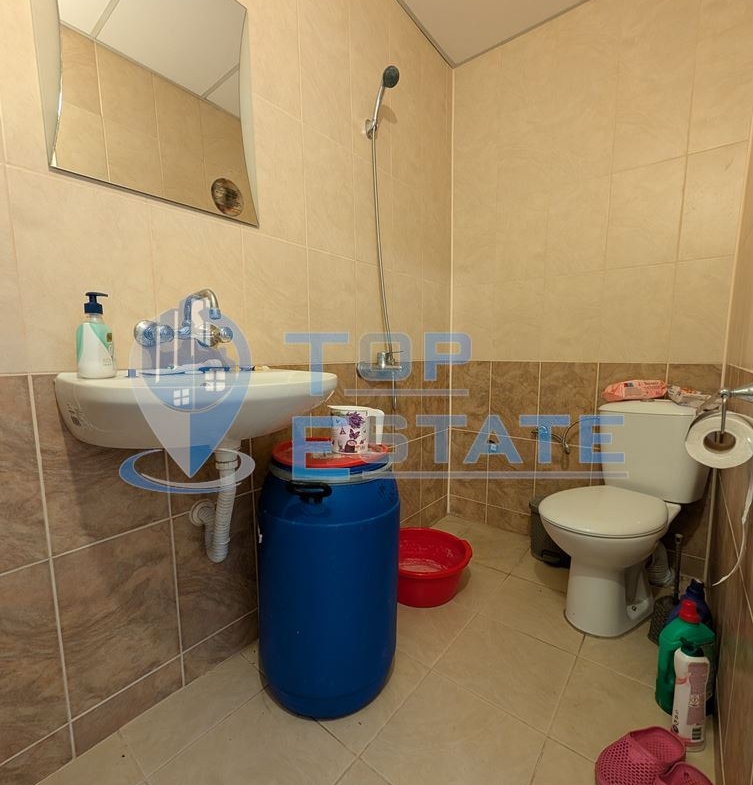 Масивна двуетажна къща в село Караисен - 0