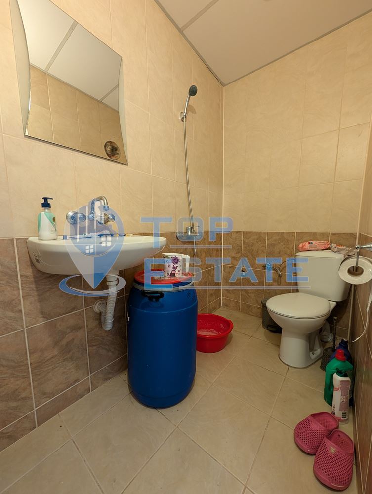 Масивна двуетажна къща в село Караисен - 0