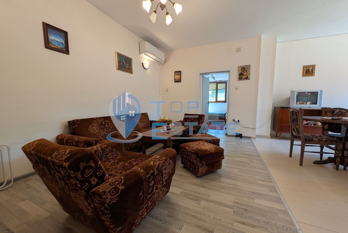 Масивна двуетажна къща в село Караисен - 0