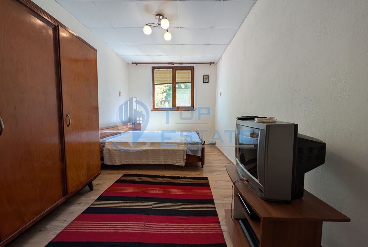 Масивна двуетажна къща в село Караисен - 0