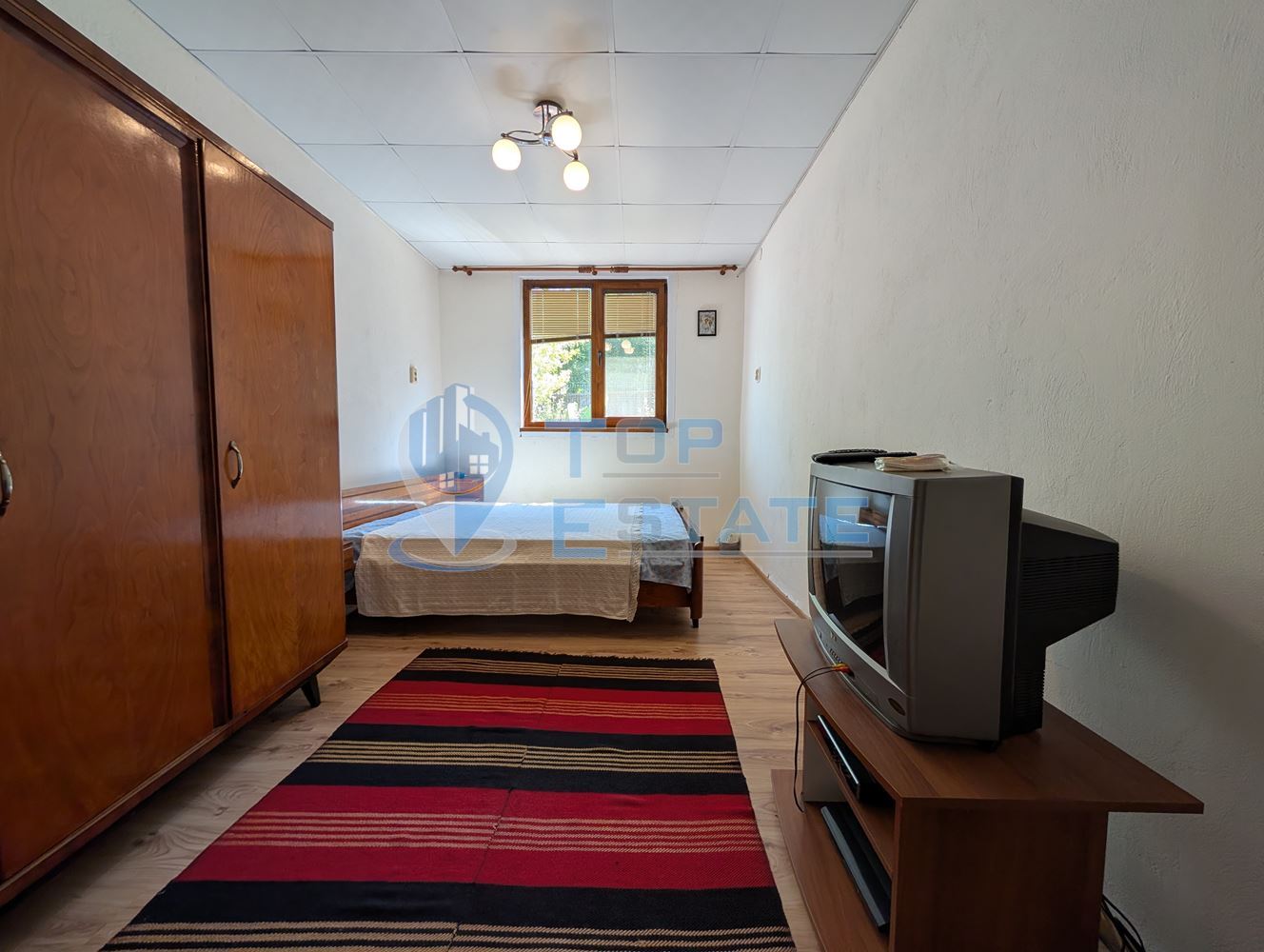 Масивна двуетажна къща в село Караисен - 0