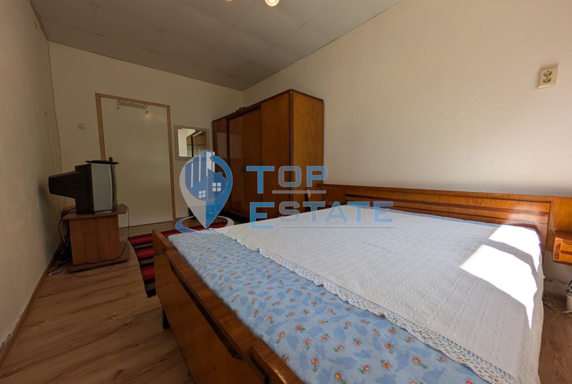 Масивна двуетажна къща в село Караисен - 0