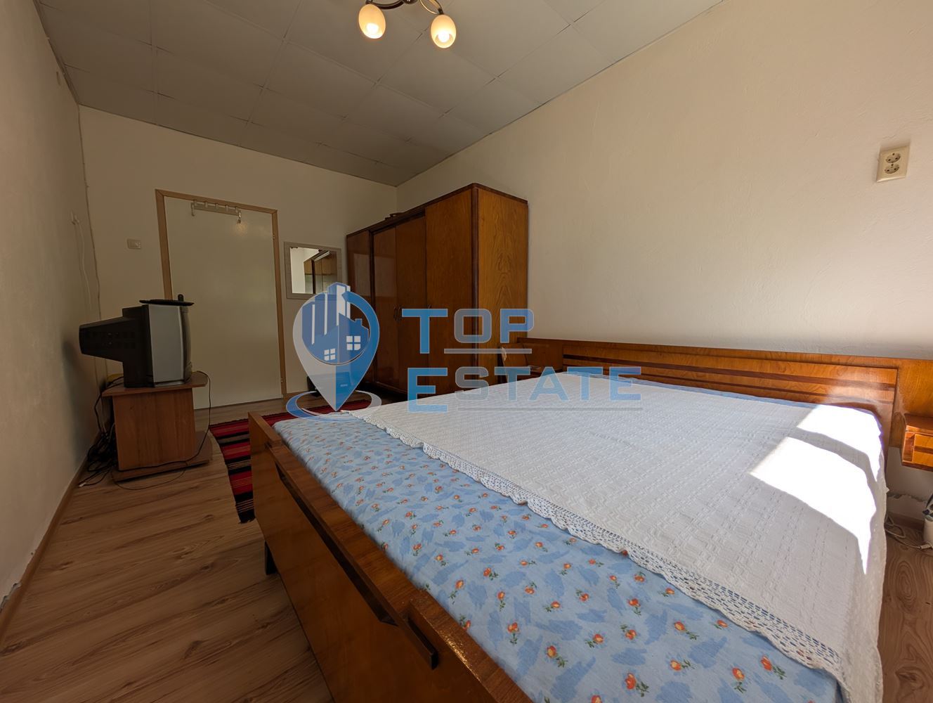 Масивна двуетажна къща в село Караисен - 0