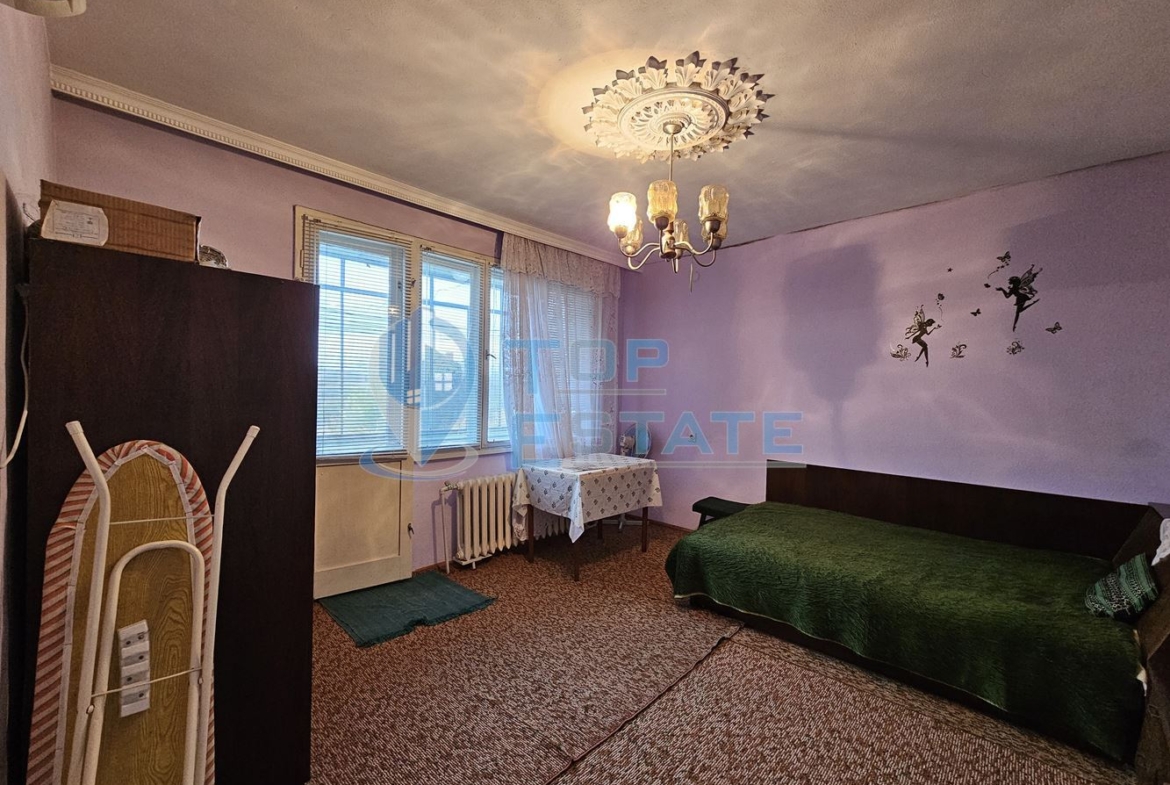 Двуетажна тухлена и обзаведена къща в село Хаджидимитрово - 0