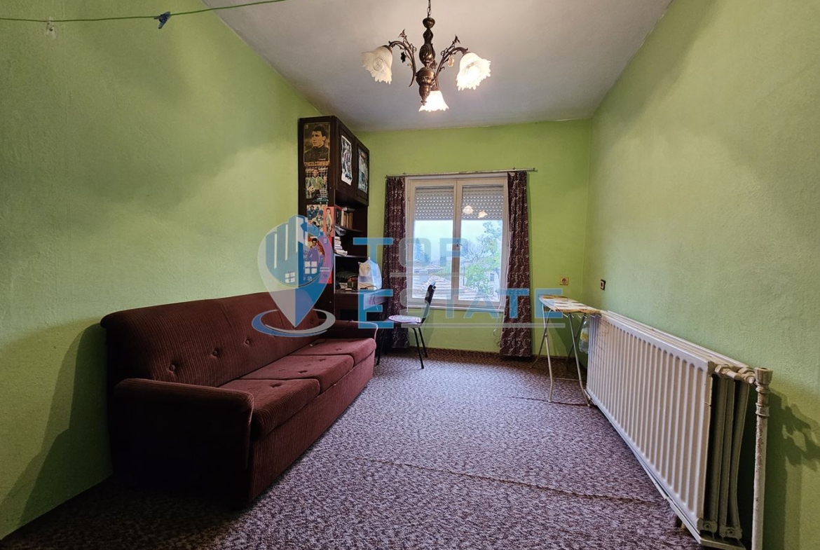 Двуетажна тухлена и обзаведена къща в село Хаджидимитрово - 0