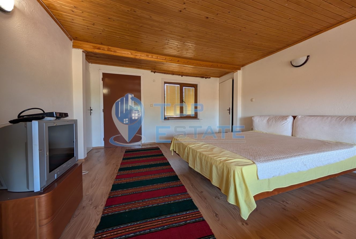 Масивна двуетажна къща в село Караисен - 0