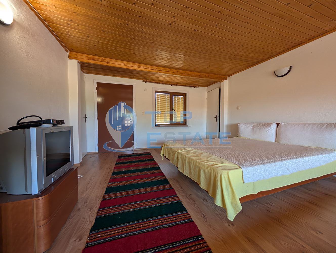 Масивна двуетажна къща в село Караисен - 0