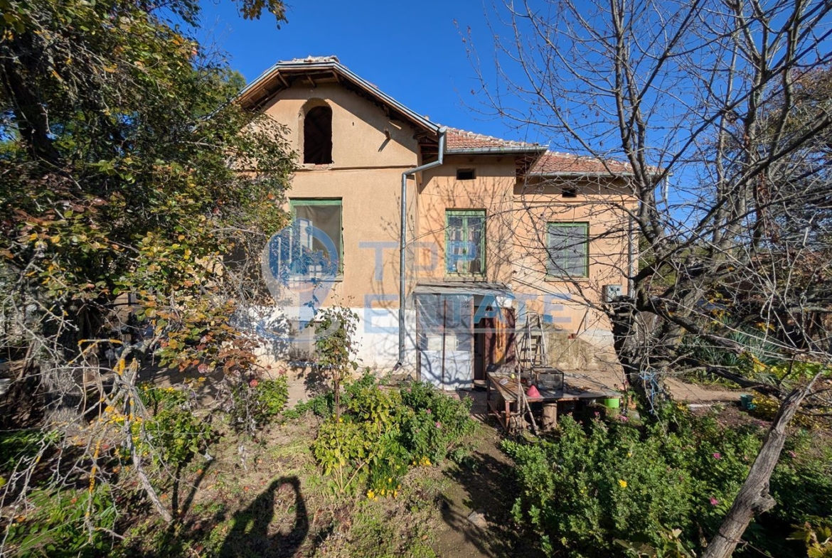 Двуетажна къща с голям двор и кладенец в село Сломер - 0