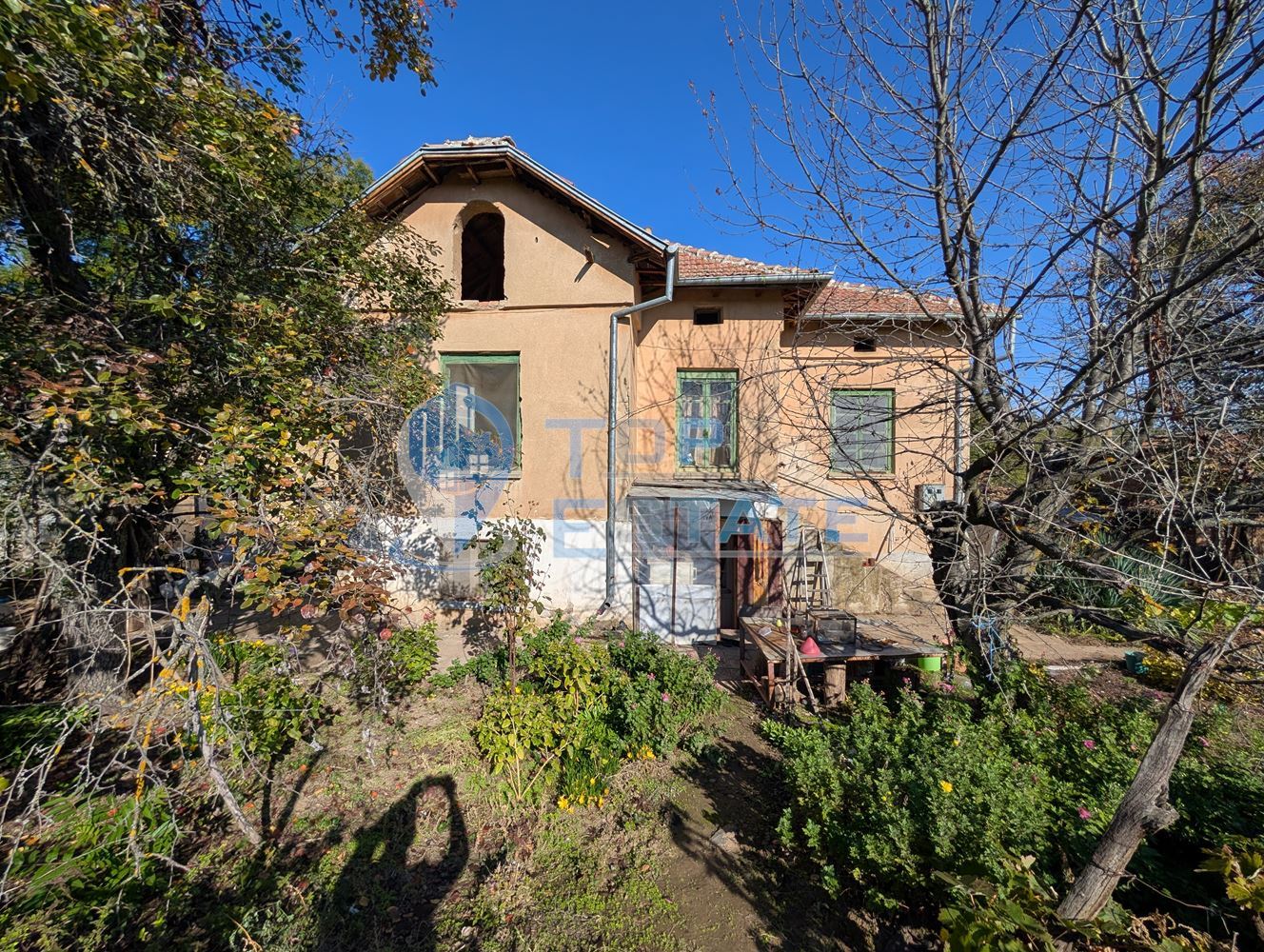 Двуетажна къща с голям двор и кладенец в село Сломер - 0