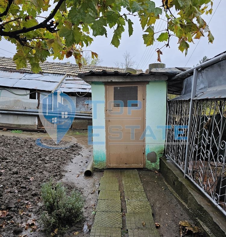 Двуетажна тухлена и обзаведена къща в село Хаджидимитрово - 0