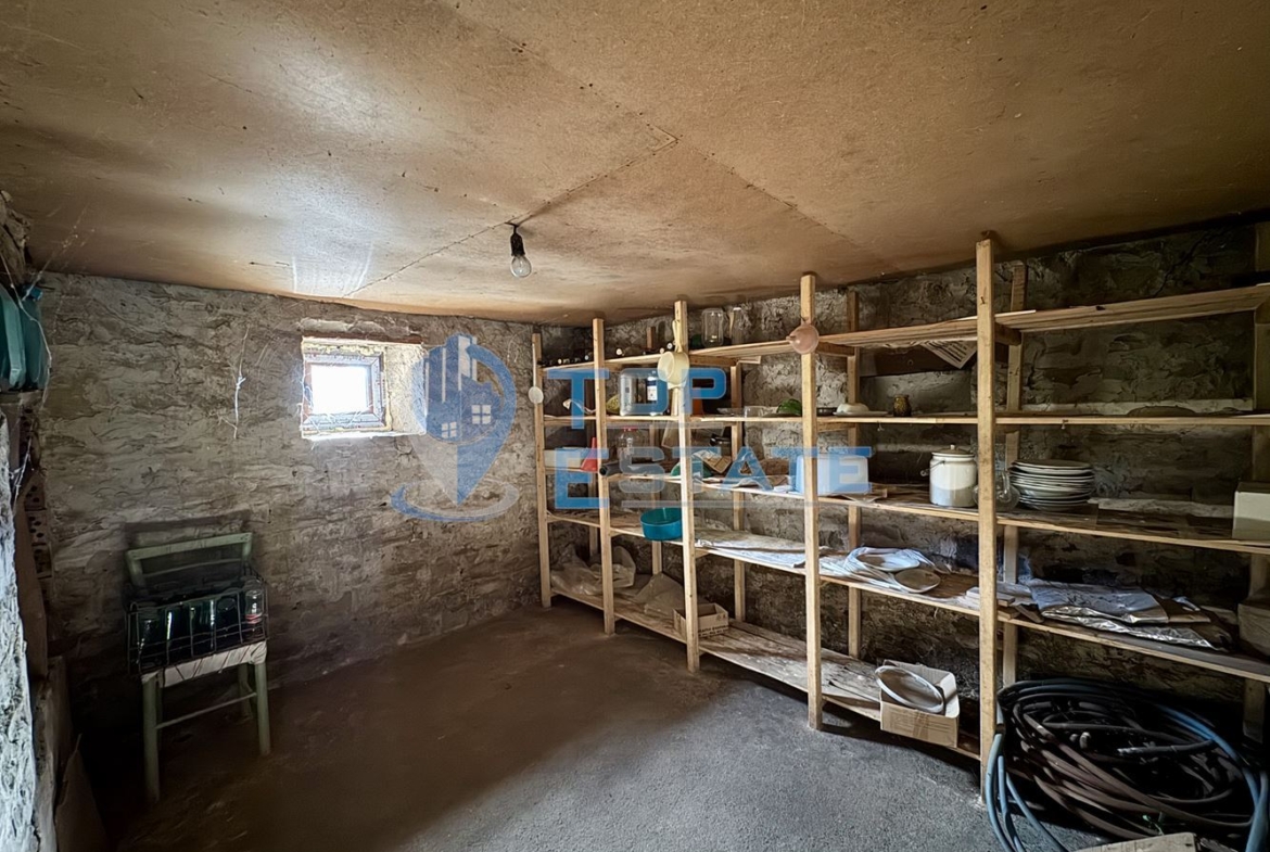 Тухлена къща с кладенец и допълнителна постройка в село Долна Липница, област Велико Търново - 0