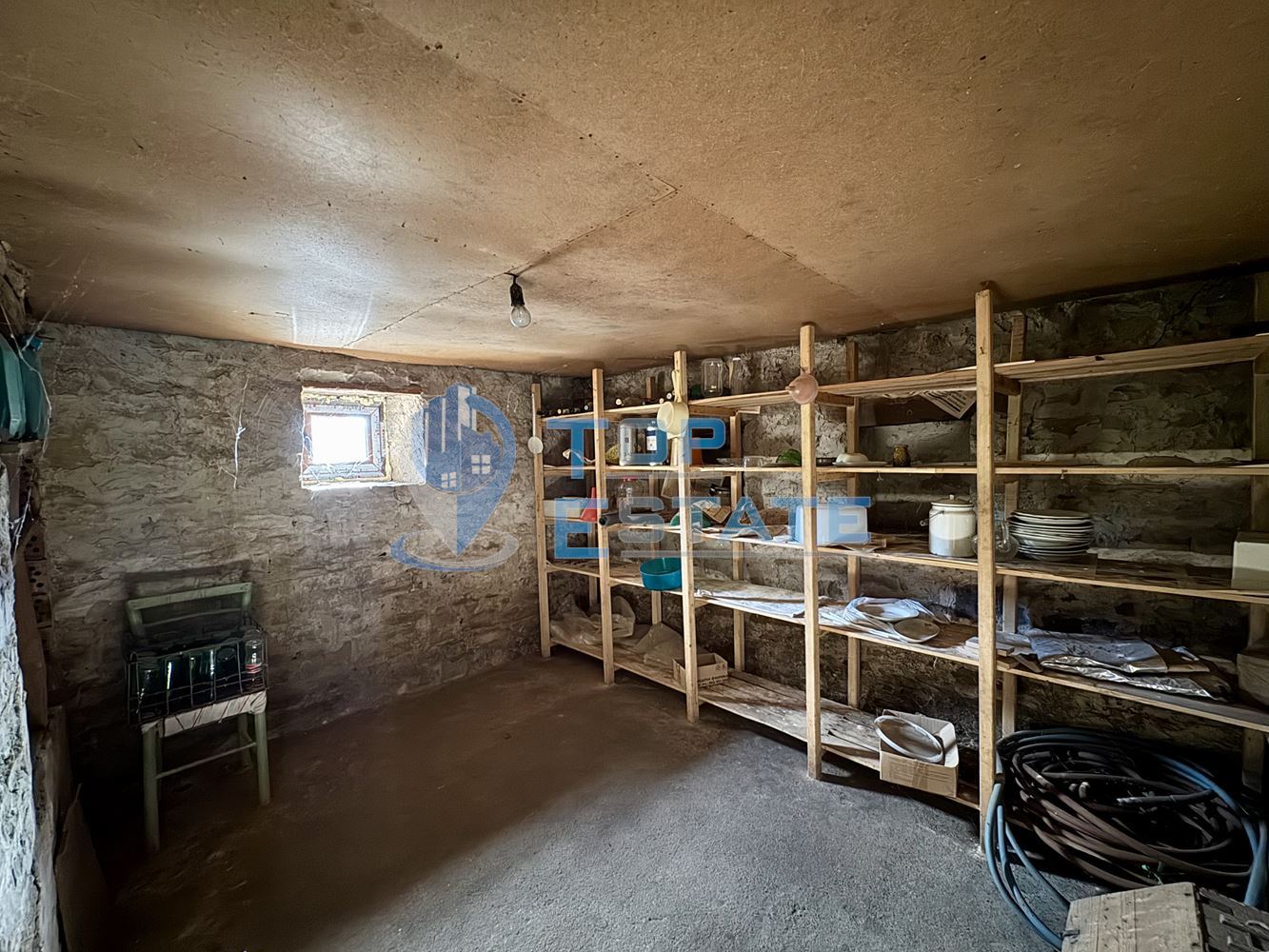 Тухлена къща с кладенец и допълнителна постройка в село Долна Липница, област Велико Търново - 0