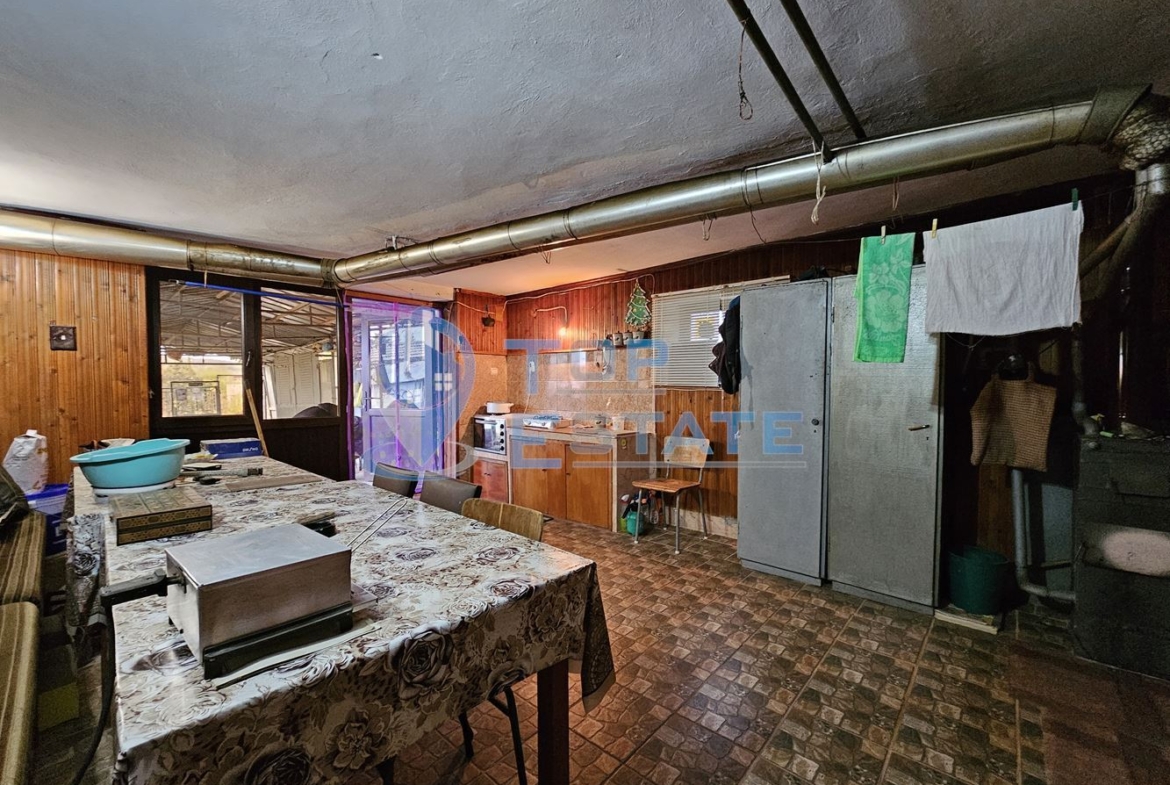 Двуетажна тухлена и обзаведена къща в село Хаджидимитрово - 0