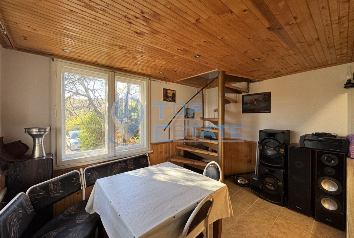 Двуетажна вила с красива гледка във вилна зона на град Дряново - 0