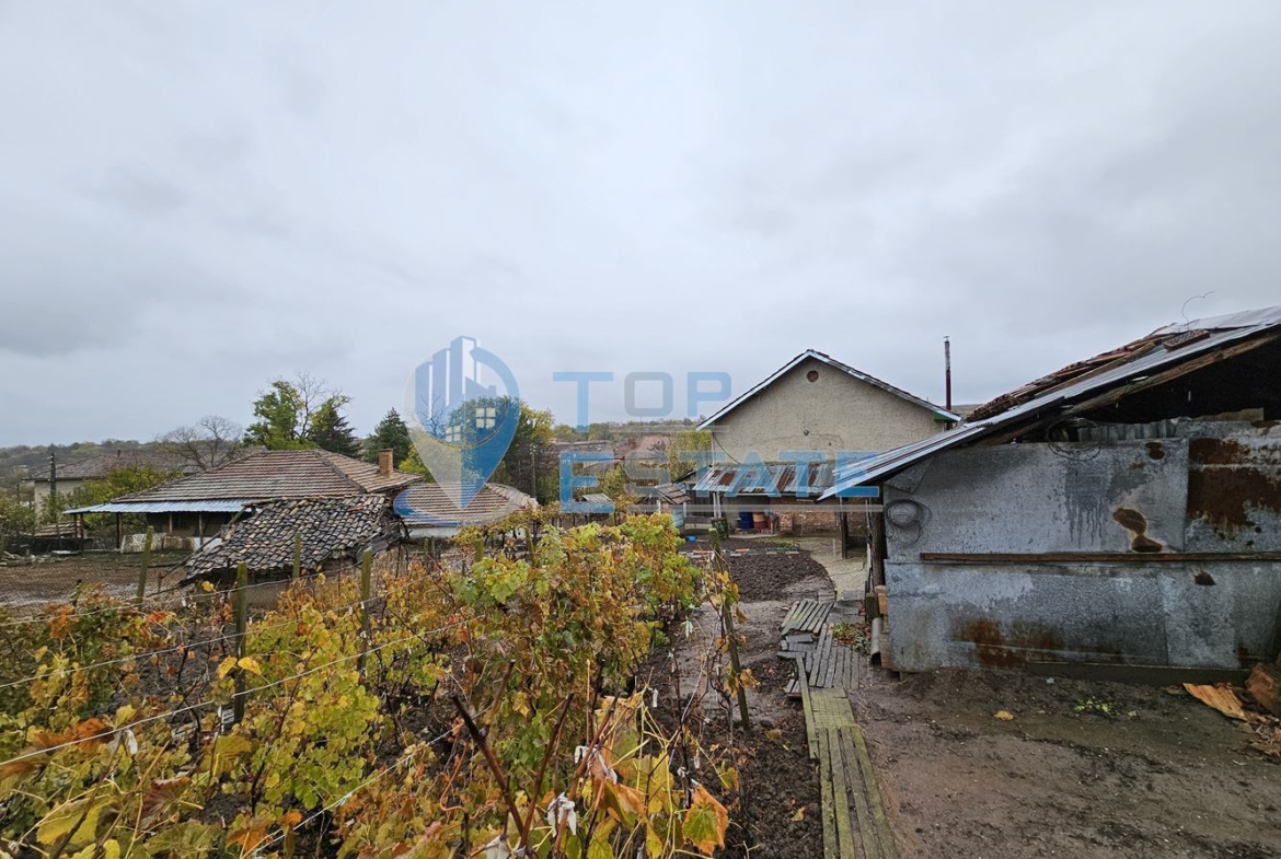 Двуетажна тухлена и обзаведена къща в село Хаджидимитрово - 0