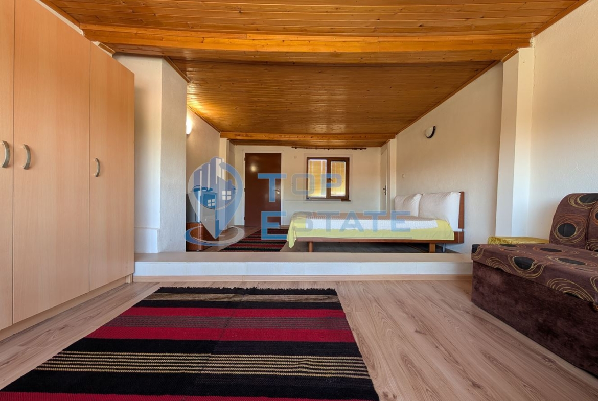 Масивна двуетажна къща в село Караисен - 0