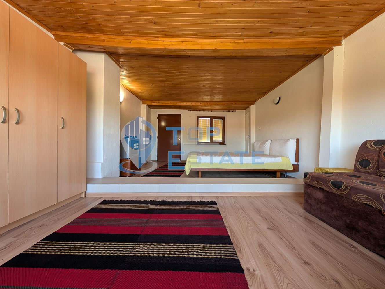 Масивна двуетажна къща в село Караисен - 0