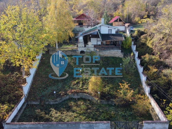 Къща с панорамна гледка във вилната зона на между град Бяла Черква и село Вишовград, област Велико Търново - 0