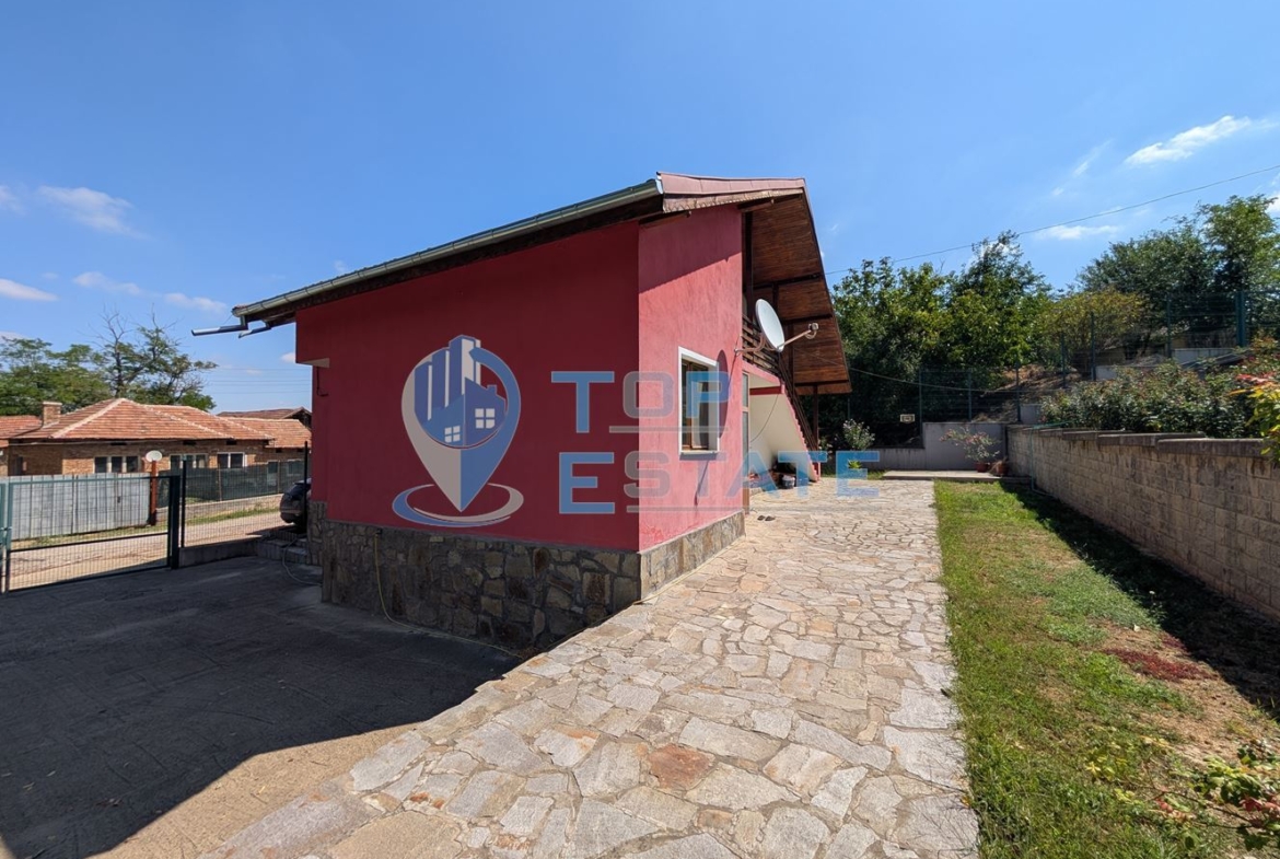 Масивна двуетажна къща в село Караисен - 0