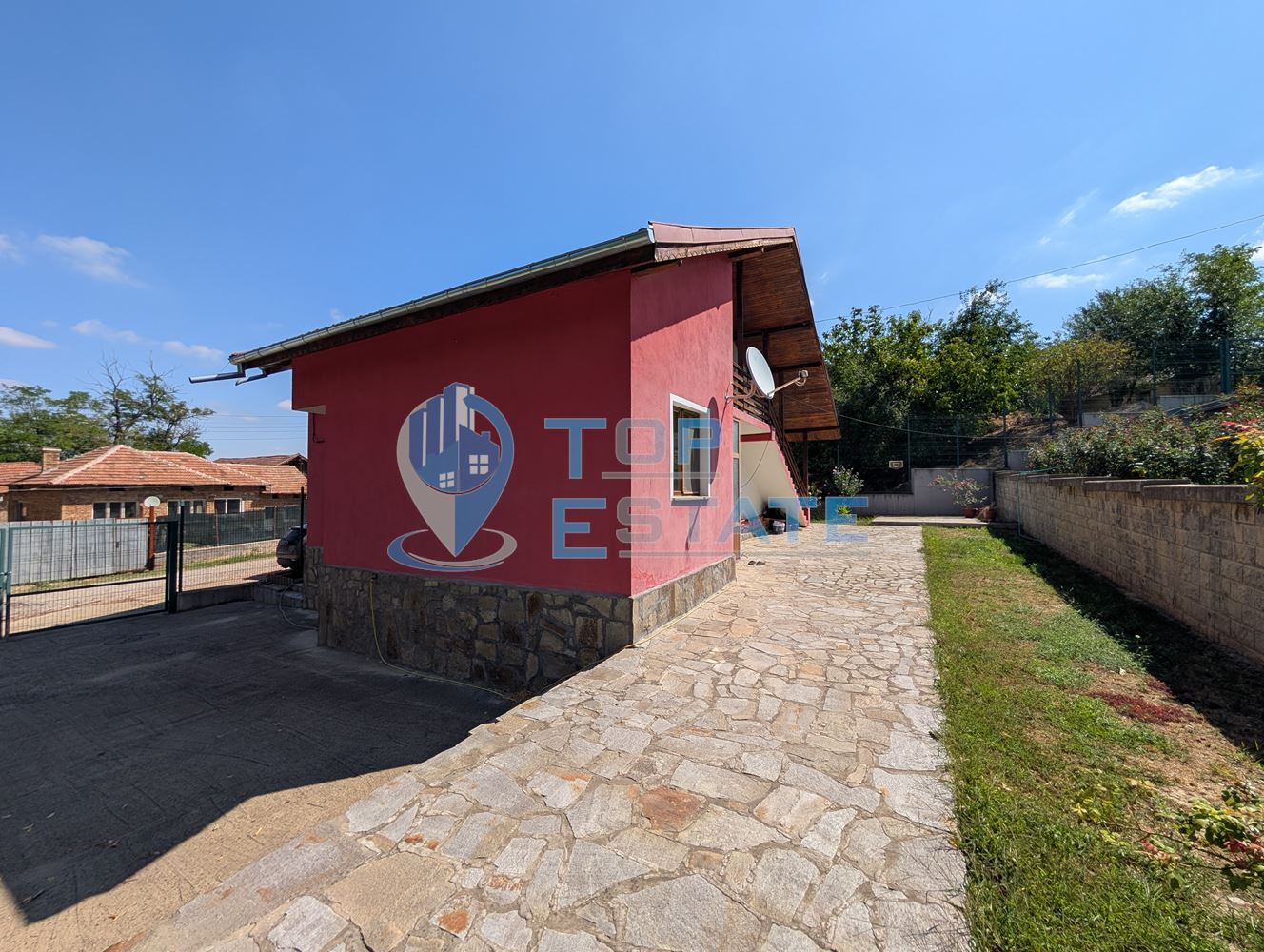 Масивна двуетажна къща в село Караисен - 0