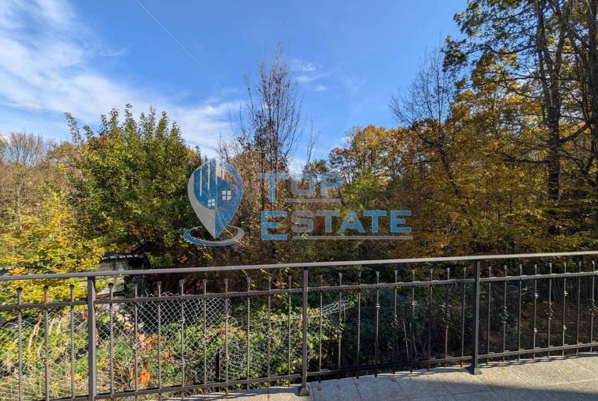 Двуетажна масивна вила в близост до град Плачковци - 0