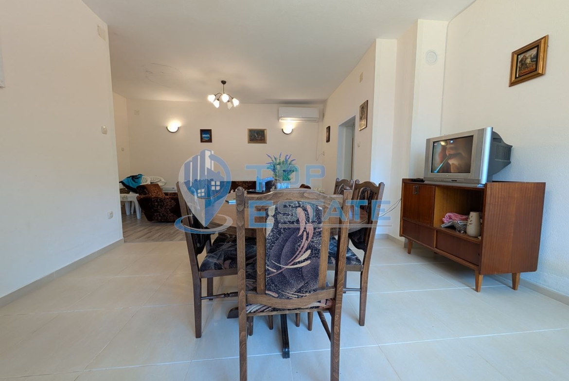 Масивна двуетажна къща в село Караисен - 0