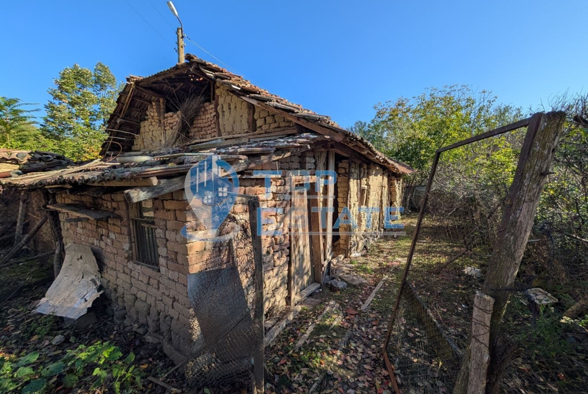 Двуетажна къща с голям двор и кладенец в село Сломер - 0