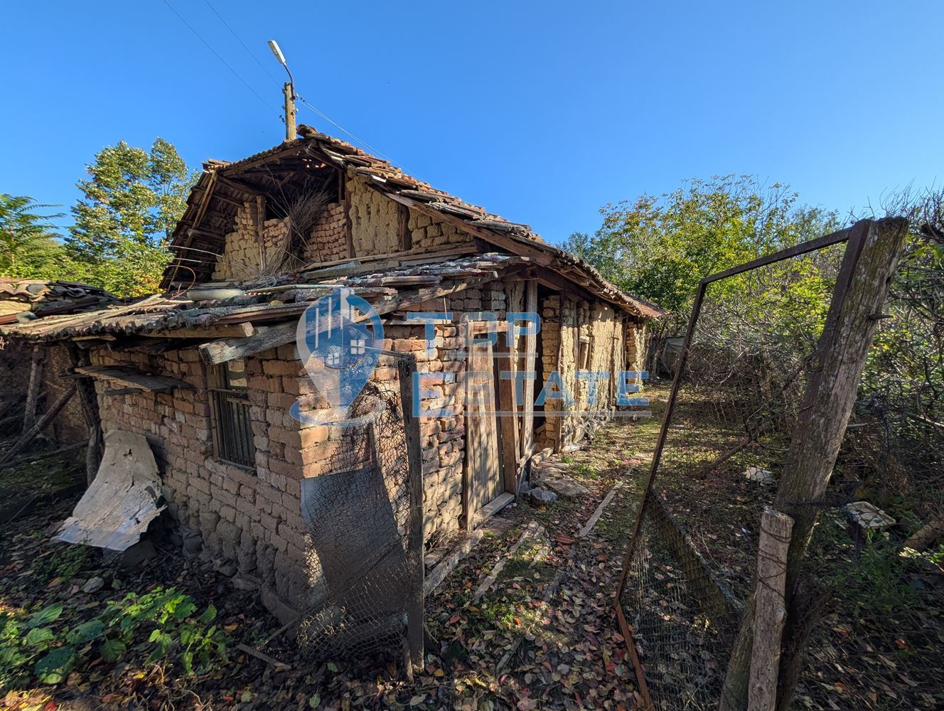 Двуетажна къща с голям двор и кладенец в село Сломер - 0