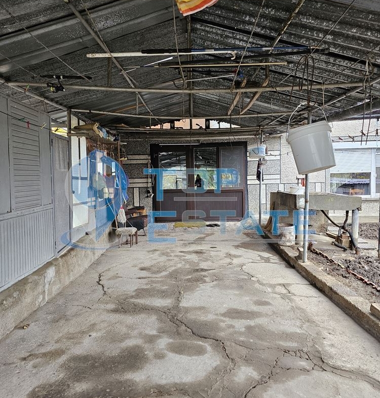 Двуетажна тухлена и обзаведена къща в село Хаджидимитрово - 0